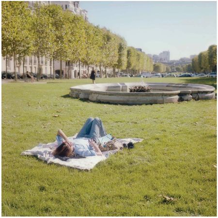 Sieste estivale sur la promenade de l'avenue de Breteuil