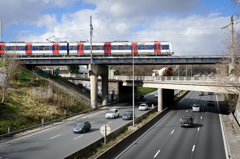 Croisement de voies autoroutières (A6) et ferrées (RER B) à Gentilly
