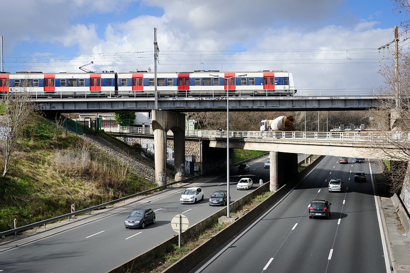 Croisement de voies autoroutières (A6) et ferrées (RER B) à Gentilly