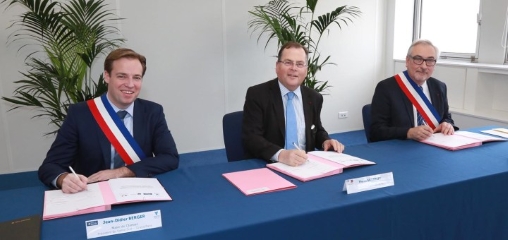 de gauche à droite : Jean-Didier Berger, maire de Clamart et président de l'établissement public territorial Vallée Sud Grand Paris, Pierre Soubelet, Préfet des Hauts-de-Seine, et Laurent Vastel, maire de Fontenay-aux-Roses lors de la signature du Contrat d'Intérêt National intercommunal le 13 janvier 2017.