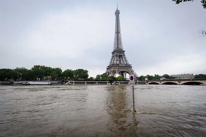 La Tour Eiffel lors de la crue de mai-juin 2016