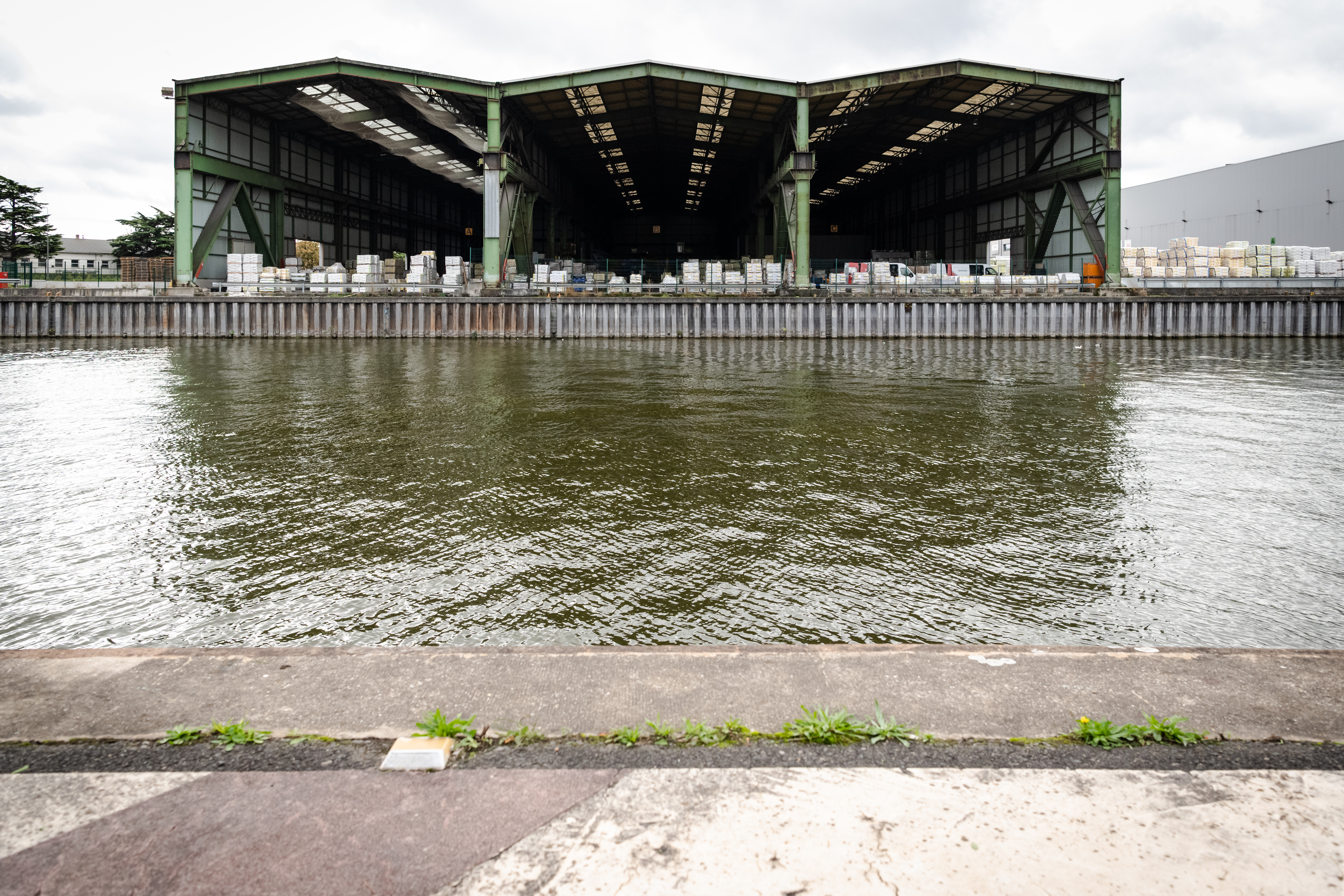 Entrepôt sur le port fluvial de Bonneuil-sur-Marne