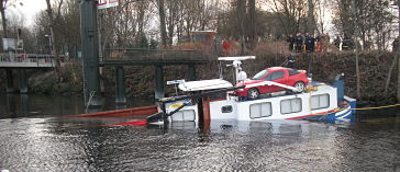 Péniche échouée à Croissy-sur-Seine (78)